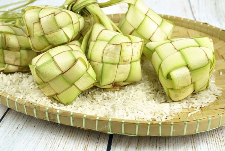 Tips Membuat Ketupat Cepat Matang dan Cara Menyimpan yang ...