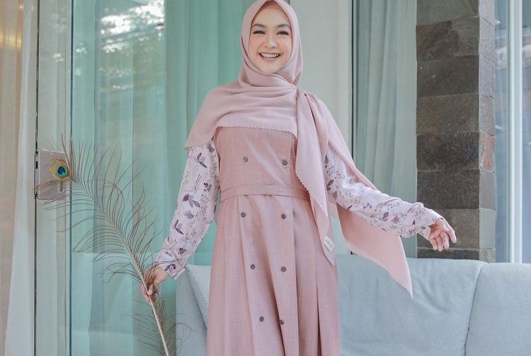 Dikenal Sebagai 'Ratu Squishy', Inilah Potret Ria Ricis dengan Outfit ...