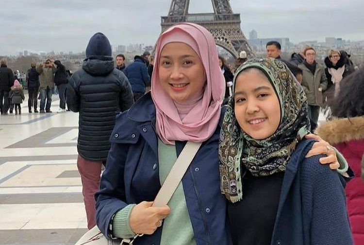 Jarang Tersorot Kamera, Ini Potret Anak Desy Ratna Sari dengan Putrinya