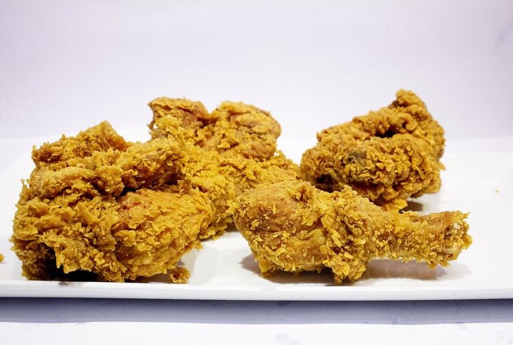Es Batu Jadi Rahasianya, Ini Resep Ayam Crispy Ala Restoran Cepat Saji