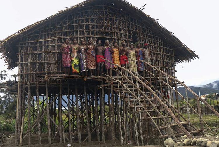 Rumah Kaki Seribu, Rumah Adat Suku Arfak dari Papua Kids