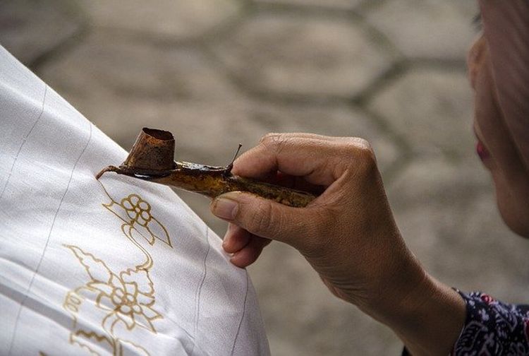 Kenali motif batik dari Jawa Barat yang unik dan diminati banyak orang.