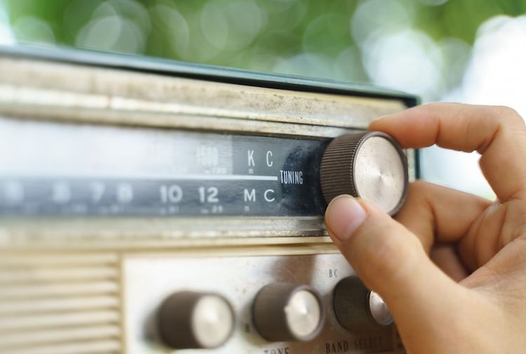 Radio adalah salah satu alat komunikasi lawas yang kini sudah jarang digunakan namun pernah sangat berjaya pada masanya. 