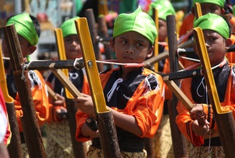 7 Contoh Alat Musik Melodis Tradisional dan Cara Memainkannya Kids