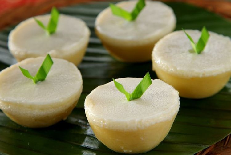 Kue talam adalah salah satu kue basah tradisional khas Betawi yang sudah dikenal sejak era penjajahan Belanda di Hindia Belanda.