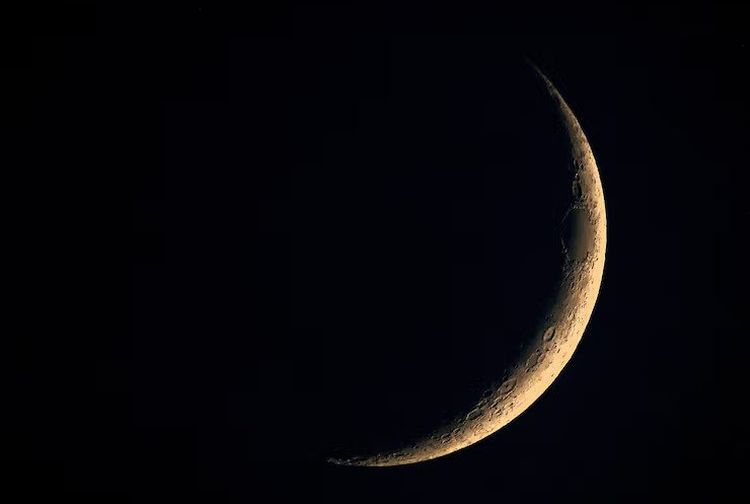Terlihat Cantik, Seperti Apa Proses Terbentuknya Bulan Sabit di Langit