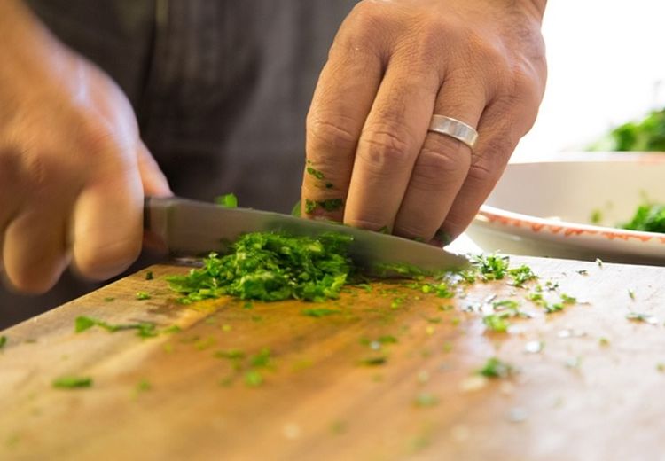 Kayu, Plastik , Atau Batu? Jenis Talenan Apa yang Harus Dibeli ?