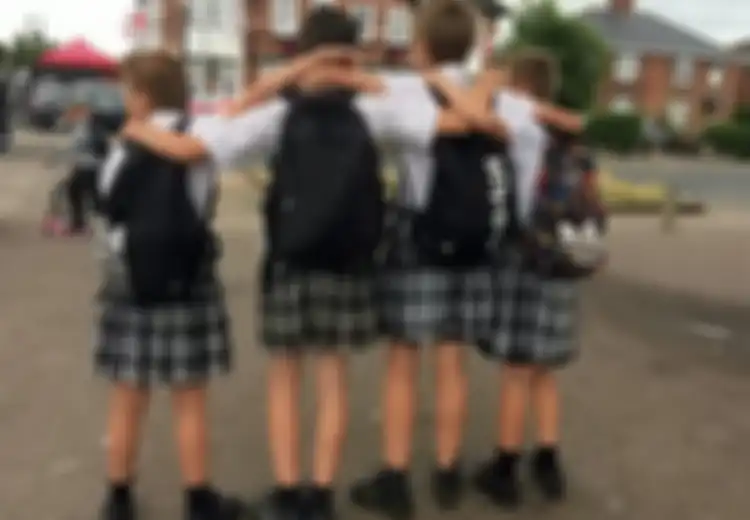 Lucu! Sekolah Unggulan Ini Izinkan Siswa Pria Memakai Rok Wanita