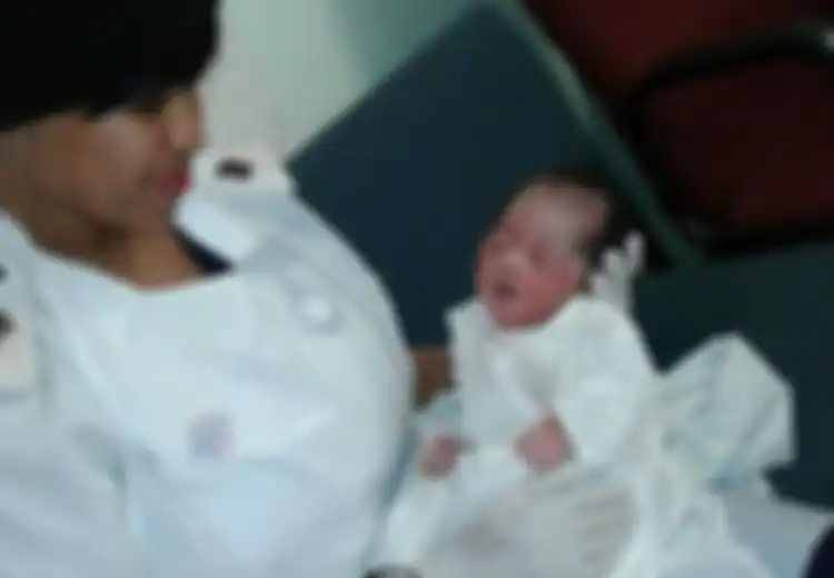 Kisah Ajaib dari Bayi yang Dibuang di Selokan Air Penuh Semut Merah