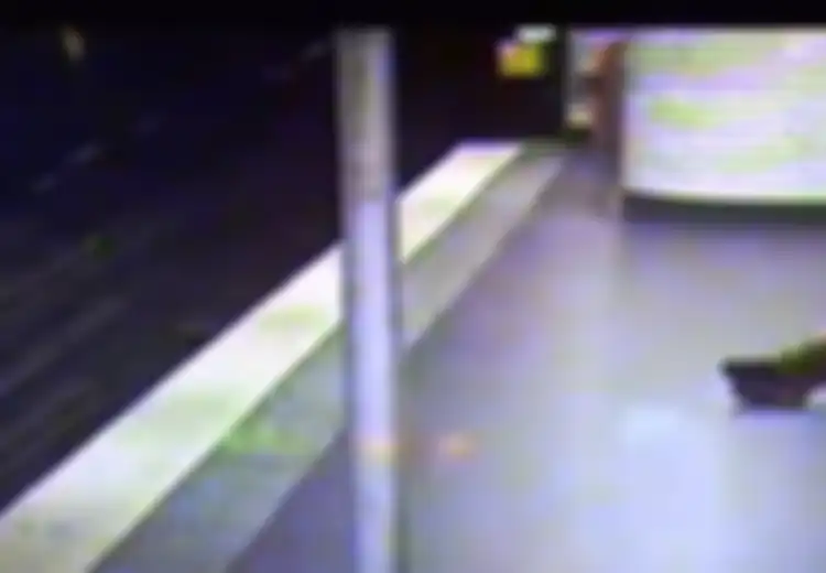 (Video) Aneh bin Ajaib, Setelah Mencopet Dompet Pencopet Ini Selamatkan Korbannya