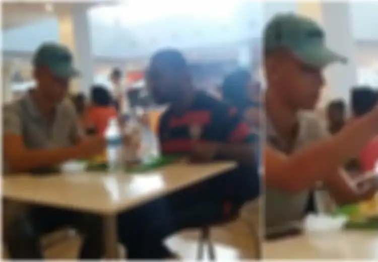 Sederhana Tapi Menggugah Rasa, Ketika Pelayan Restoran Cepat Saji Suapi Pelanggan yang Disabilitas