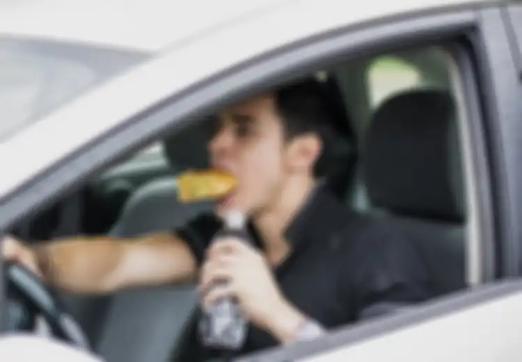 Benarkah Makan Sambil Minum Berbahaya? Ini Sebenarnya yang Terjadi dalam Tubuh Kita