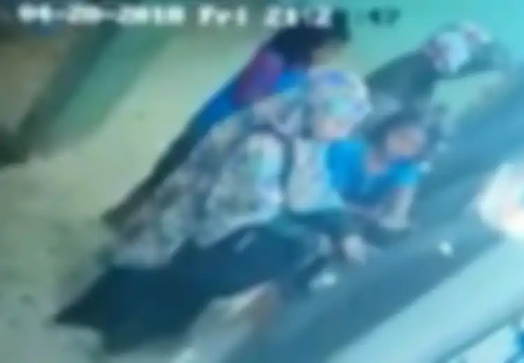 (Video) Aksi Dua Bocah Gelandangan Ini Curi Uang Nasabah di ATM