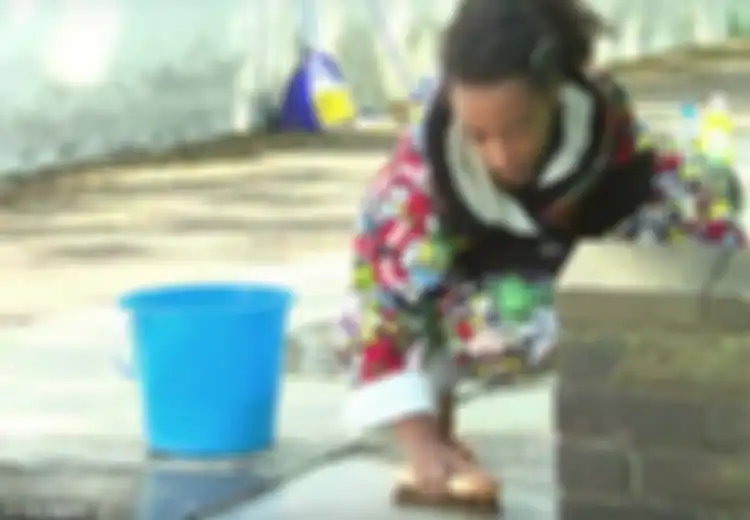 Sambil Berlinang Air Mata, Ibu ini Bersihkan Darah Anaknya yang Tewas Ditembak di Jalanan