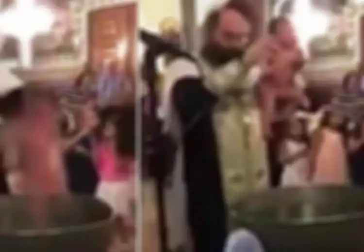 Tidak Biasa, Cara Baptis Bayi di Gereja Yunani Ortodok Ini Bikin Warganet Tercengang