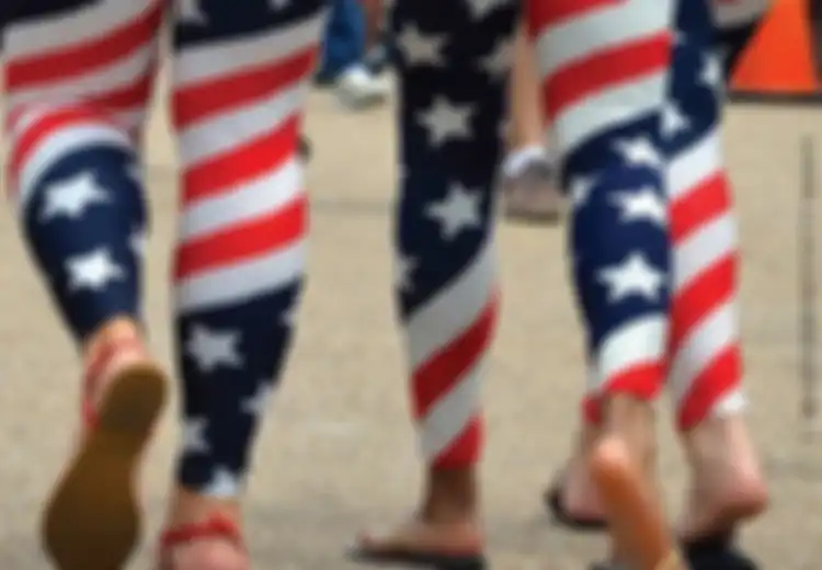 Ini 6 Cara Konyol Orang Amerika yang Justru Enggak Menghormati Bendera Mereka Sendiri