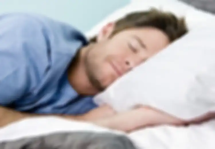 Letakkan Handuk Kecil di Bawah Punggung saat Tidur, Ini Manfaatnya