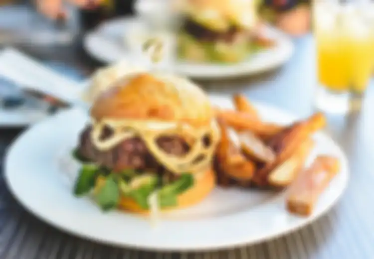 5 Makanan yang Cegah Haus Kala Berpuasa, Salah Satunya Burger!