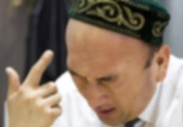 Sebagai Hukuman Tahanan Muslim China Dipaksa Makan Babi dan Minum Alkohol
