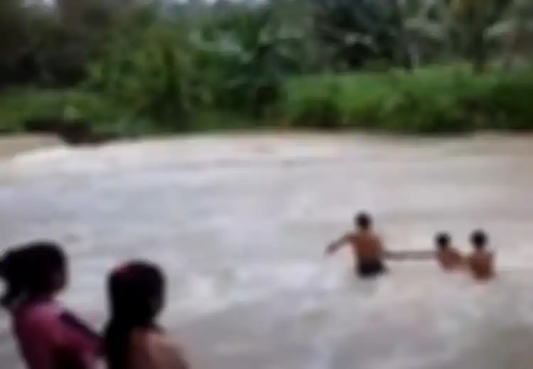 (Video) Sekadar untuk Sekolah, Siswa SD di Binjai Bertaruh Nyawa Seberangi Sungai Dengan Arus yang Deras