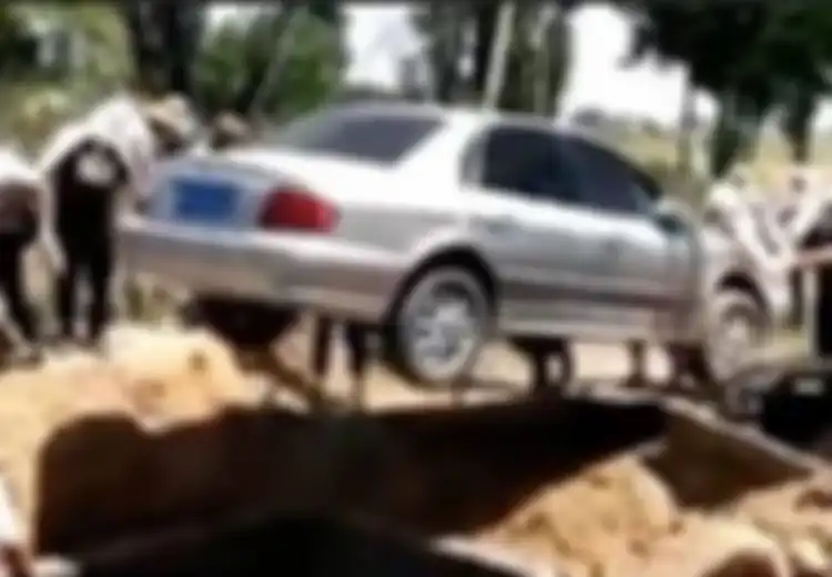 Duh, Tak Mau Dimakamkan Pakai Peti, Pria Ini Malah Minta Dikubur Bersama Mobil Kesayangannya