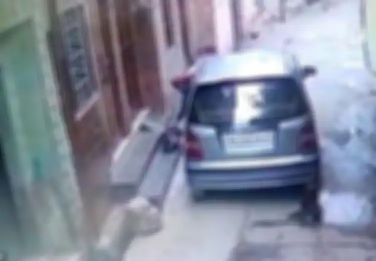 (Video) Aksi Seorang Ibu Membuang Bungkusan di Depan Rumah Orang  Terekam Kamera CCTV, Isinya Ternyata Bayi Manusia