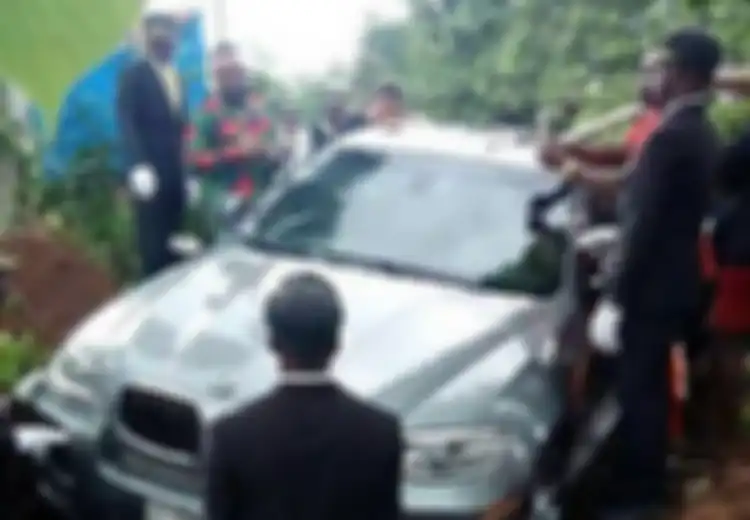 Demi Penuhi Janjinya, Seorang Anak Kuburkan Ayahnya Dengan Mobil BMW Terbaru