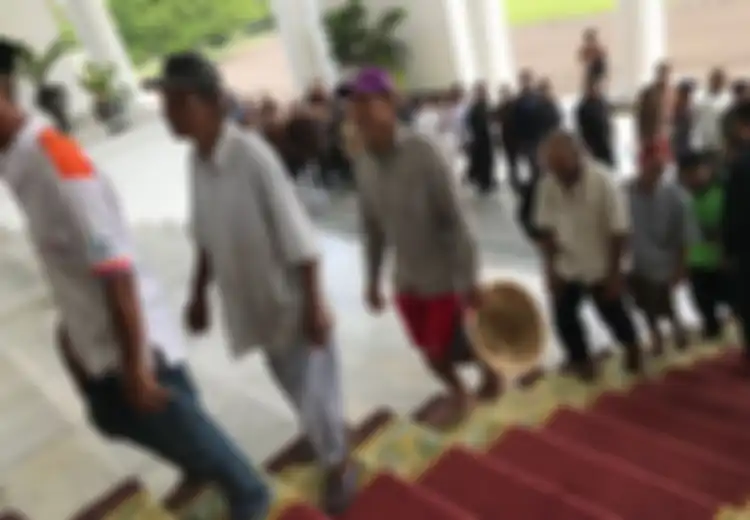 Hanya Pakai Celana Pendek dan Sandal Jepit Tapi Bisa Halal Bihalal Bareng Presiden, Keren!
