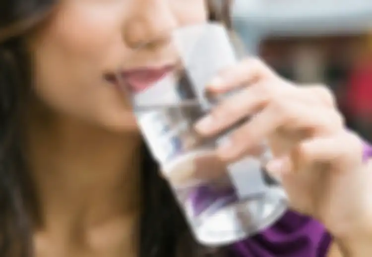 Kita Harus Banyak Minum Air, Tapi Jangan Kebanyakan! Ini Bahayanya