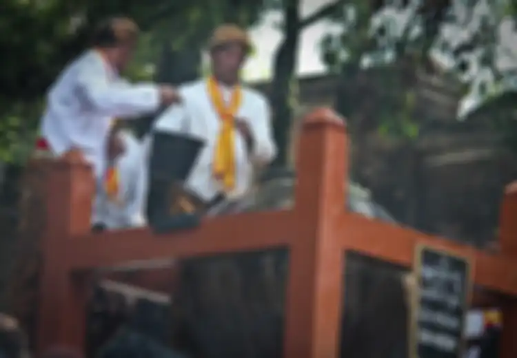 Repotnya Menguras Gentong Raja Mataram Tapi Ditunggu oleh Masyarakat Demi Mendapat Berkah