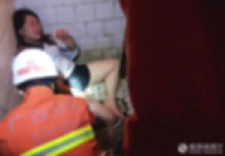 Mabuk Berat, Wanita ini Menangis Terperosok dalam Toilet Jongkok dan Kakinya Terjepit