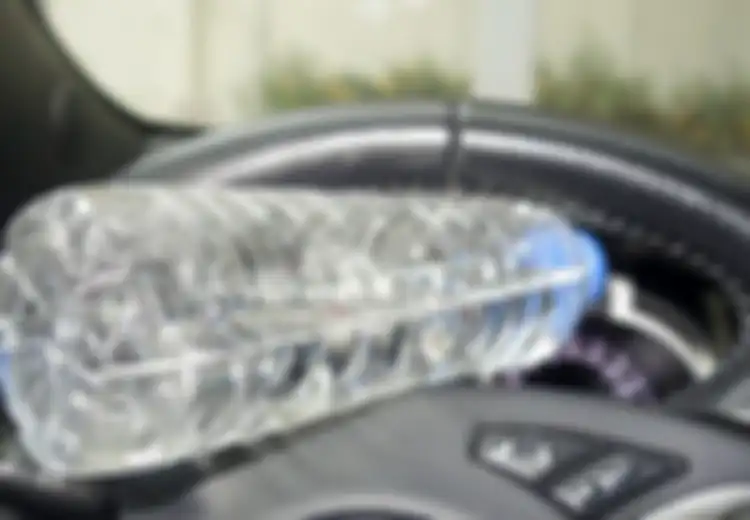 Benarkah Simpan Botol Kemasan Plastik di Dalam Mobil Dapat Lelehkan Jok Mobil?