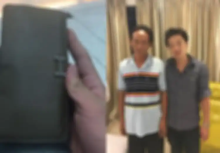 Gelandangan Ini Temukan Dompet Penuh Uang,  Tak Terduga Ini Ganjaran yang Diterimanya Saat Ia Kembalikan pada Pemiliknya!