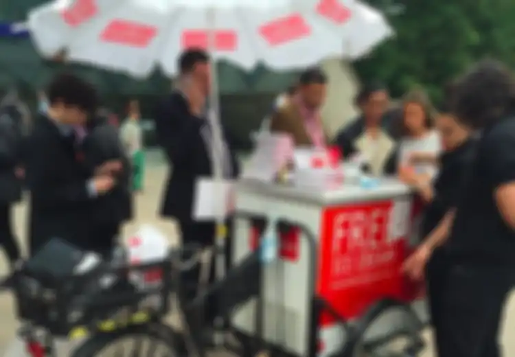 Meski Ditawarkan Gratis, Mungkin Anda Tidak Akan Mau Menyantap Es Krim Ini Setelah Tahu Isinya
