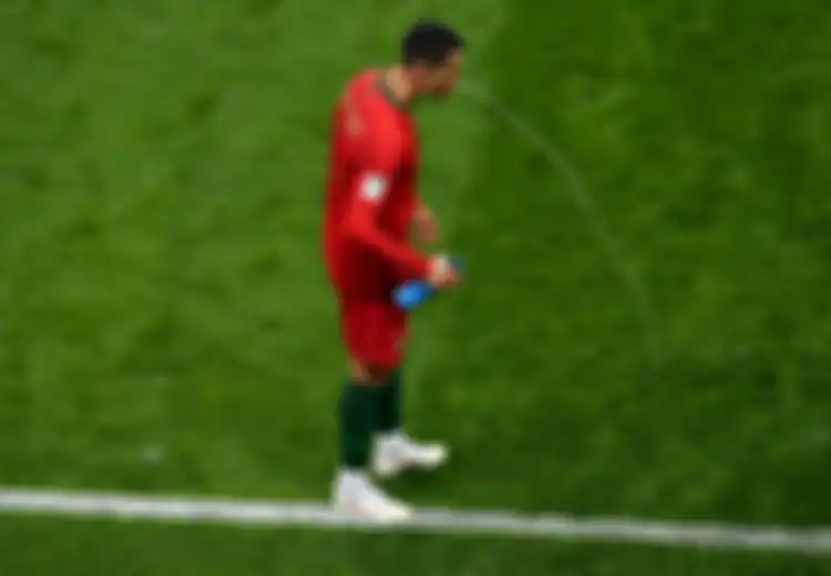 Kenapa Pemain Sepak Bola Meludahkan Kembali Minumannya saat Bertanding?
