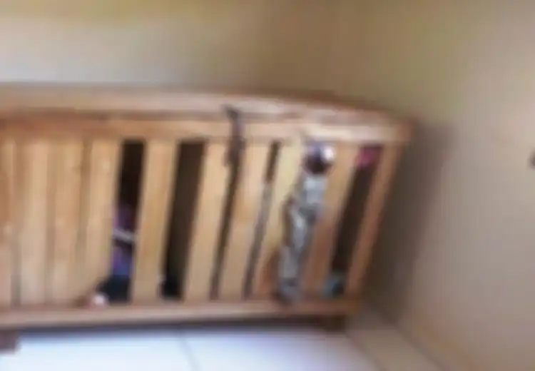 Tanpa Mainan dan Bantal Bahkan Harus Buang Air Kecil di Tempat, Sepasang Balita Kembar Ini Dikurung dalam Lemari Sangat Sempit Selama Orangtuanya Lakukan Ini