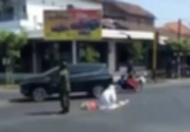 (Video) Wanita Tulungagung Ini Sholat di Tengah Jalan Raya dan Dijaga Tentara 