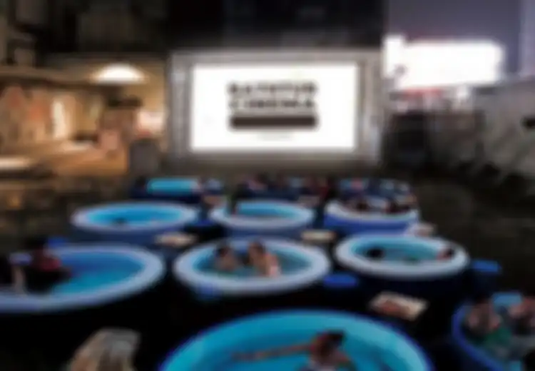 Bathtub Cinema: Asiknya Nonton Film Sambil Berendam di Bak Mandi