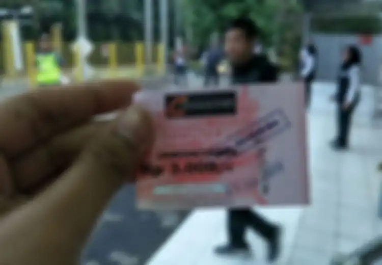 Antrean Tiket Kertas KRL Membludak: Inilah Alasan Mengapa KMT Seri 1001 Harus Diganti