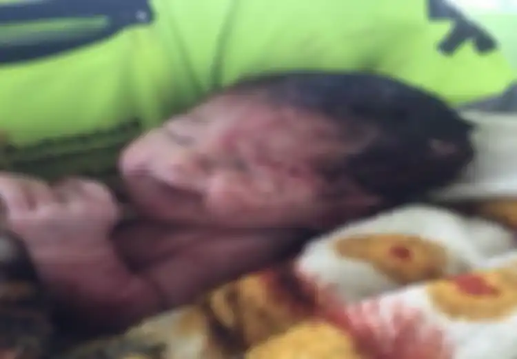 Ditemukan Tergeletak di Rumput, Ternyata Bayi Ini Selamat Keluar dari Rahim Ibunya yang Tewas saat Kecelakaan