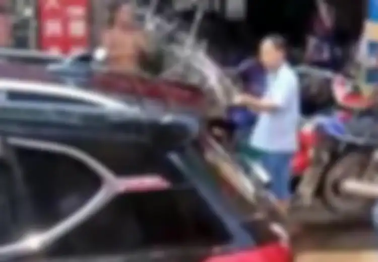 Balita Terkunci di Dalam Mobil, Warga Bantu Semprot Air Karena Orangtuanya Tak Mau Kaca Mobilnya Dipecah