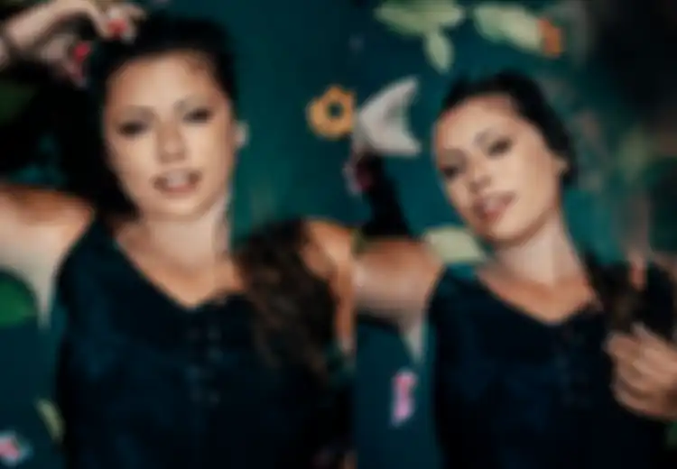 Foto Wanita Ini Terlihat Estetik, Namun Ternyata Proses Pemotretannya Agak Konyol Lho!