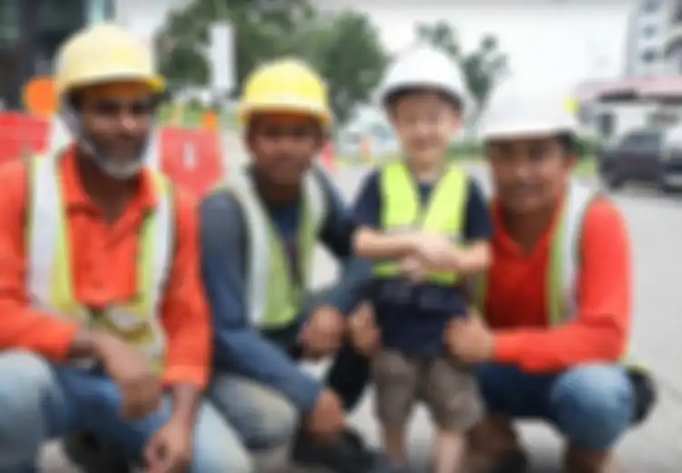 Bocah 3 Tahun ini Jalin Persahabatan Erat dengan Pekerja Bangunan yang Merupakan 'Orang Asing'