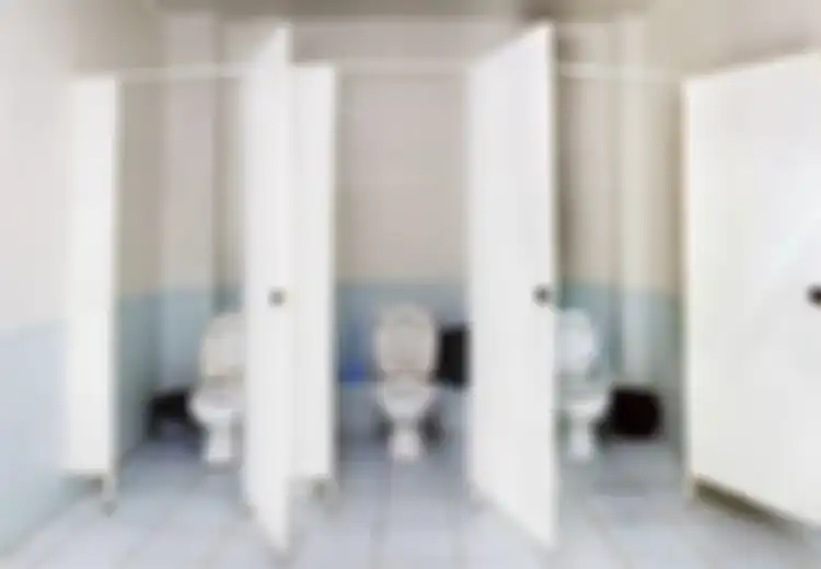 Kisah Sopir Truk yang Bertemu Jodohnya Setelah Iseng Menghubungi Nomor di Dinding Toilet
