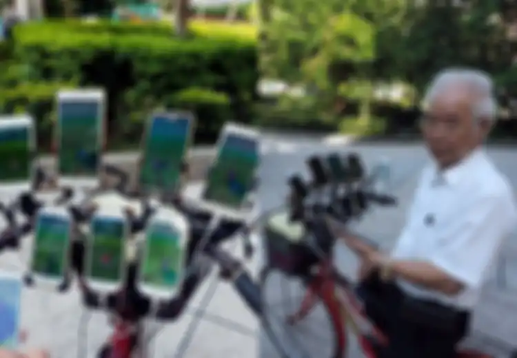 Tak Mau Terserang Penyakit Ini, Kakek 70 tahun Pasang 11 Smartphone di Sepeda untuk Berburu Pokemon