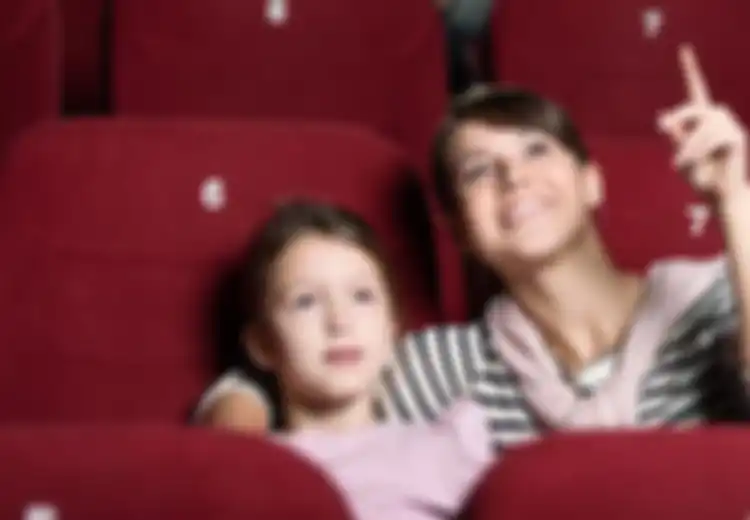 Masih Suka Nekat Ajak Anak Nonton Film Dewasa di Bioskop? Ini Dampaknya
