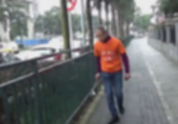 Bukan Foya-foya, Miliarder ini Habiskan Waktunya untuk Punguti Sampah di Jalanan