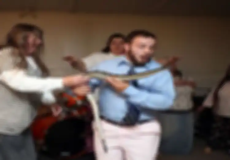 (Video) Mengerikan, Pendeta Ini Biarkan Dirinya Digigit Ular Berbisa Saat Khotbah di Gereja