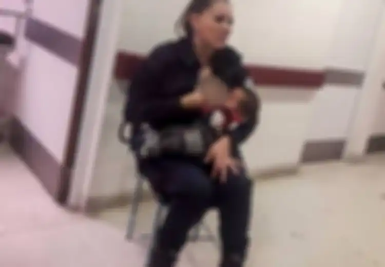 Polisi Wanita Ini Tuai Banyak Pujian Usai Susui Bayi Terlantar yang 'Kotor dan Bau' 
