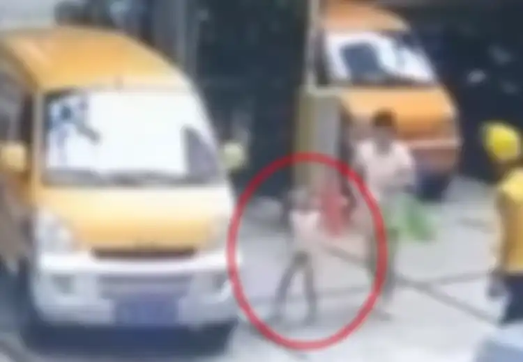 (Video) Wanita Ini Sengaja Dorong Anaknya Tertabrak Mobil Agar Dapat Kompensasi, Saat Gagal Dia Malah Menabrakkan Diri